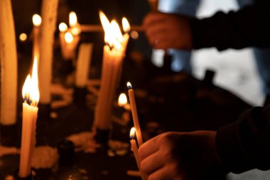 Kilisedeki duacı el mumu.