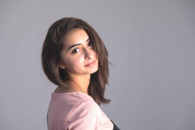 Mutlu kadın gri arka planda stüdyoda