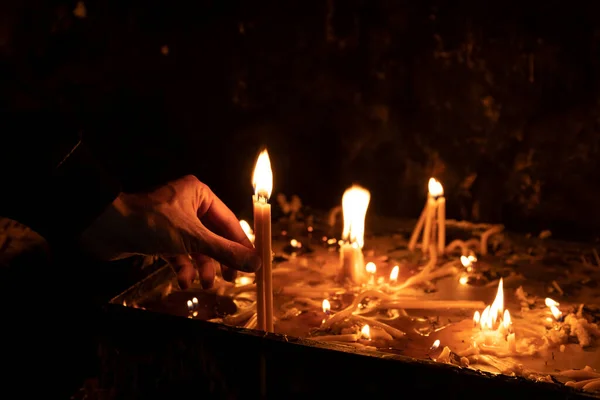 Candela Mano Uomo Preghiera Nella Chiesa — Foto Stock