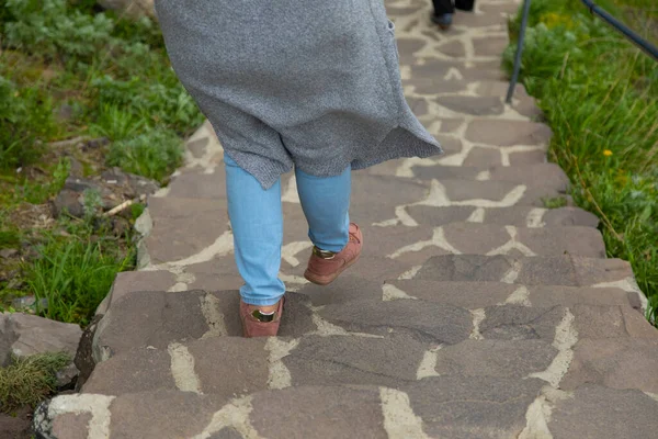 Mujer Desciende Por Las Escaleras Naturaleza — Foto de Stock
