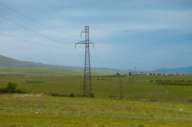 Dağın arka planındaki yüksek güç.