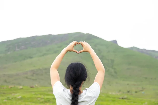 Mulher Mão Coração Sinal Fundo Montanha — Fotografia de Stock