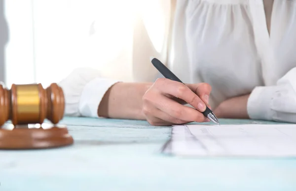 Woman Judge Working Document Table — Stock Photo, Image