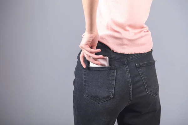 Telefon Kvinna Jeans Ficka Grå Bakgrund — Stockfoto