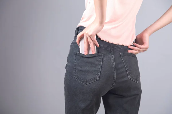 Telefono Donna Jeans Tasca Sfondo Grigio — Foto Stock