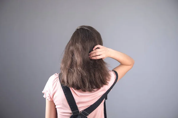Femme Main Dans Les Cheveux Sur Fond Gris — Photo