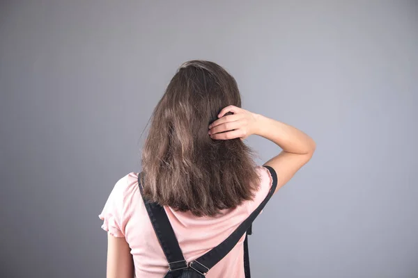 Mulher Mão Cabelo Fundo Cinza — Fotografia de Stock