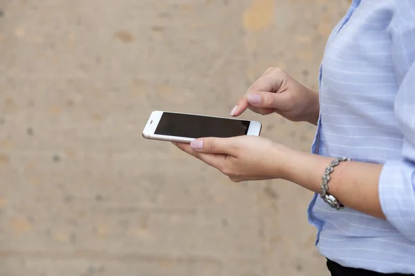 Donna Mano Smart Phone Strada Sfondo — Foto Stock