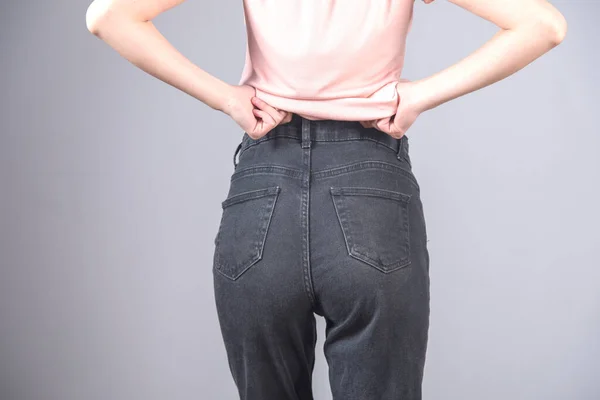 Sexy Donna Jeans Sfondo Grigio — Foto Stock