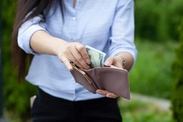 Женщина Вручает Деньги Бумажник Улице — стоковое фото