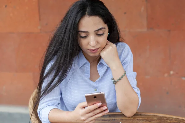 Ung Kvinna Hand Telefon Caféet — Stockfoto