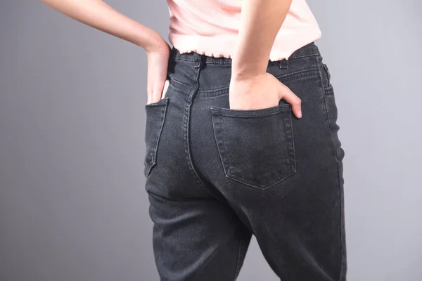 Jong Sexy Vrouw Hand Jeans Zak — Stockfoto