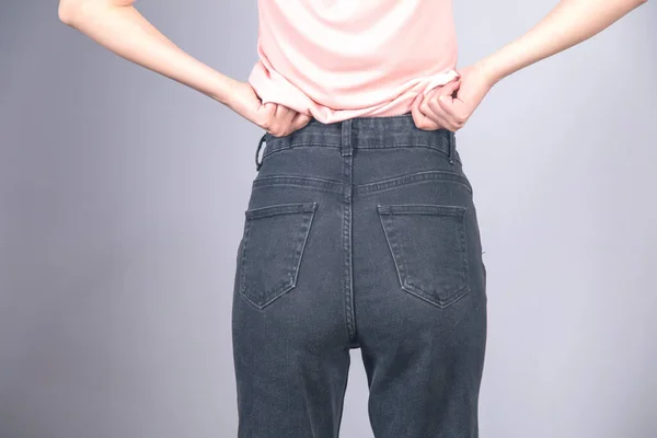 Sexy Donna Jeans Sfondo Grigio — Foto Stock