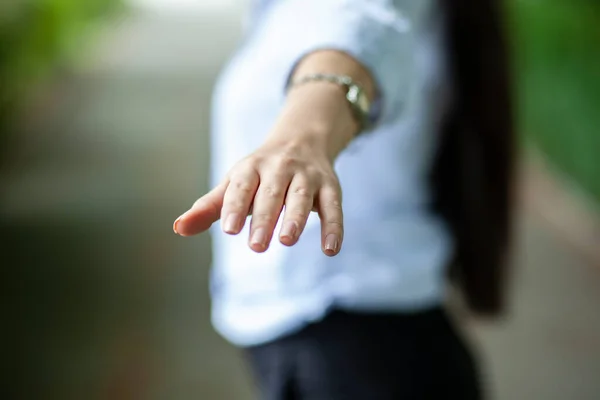 年轻的女商人手拉手在街上 — 图库照片