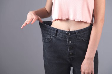 Gri arka planda diyet kadın el kotu