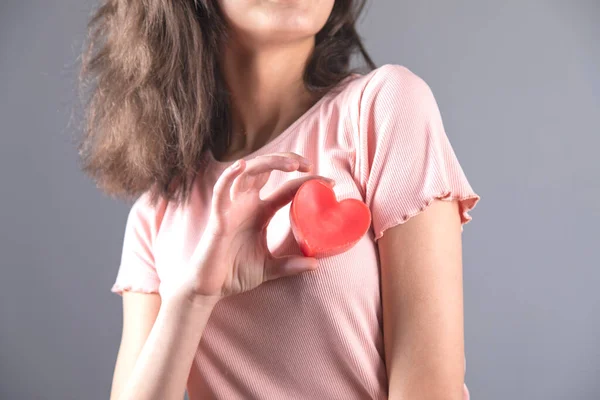 Mujer Mano Corazón Rojo Sobre Fondo Gris —  Fotos de Stock