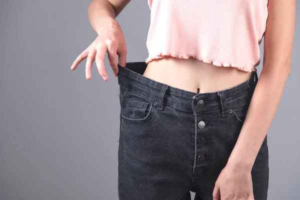 Dieta Mulher Mão Jeans Fundo Cinza — Fotografia de Stock