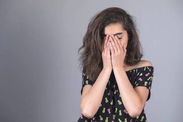 Triste Mulher Mão Rosto Fundo Cinza — Fotografia de Stock