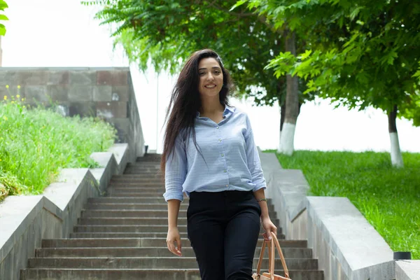 Bolsa Mão Mulher Nas Escadas Rua — Fotografia de Stock