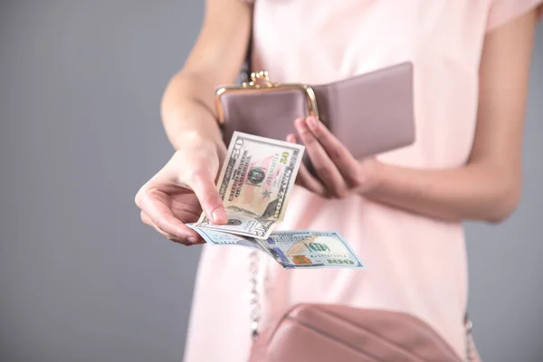 Женщина Ручные Деньги Бумажник Сером Фоне — стоковое фото