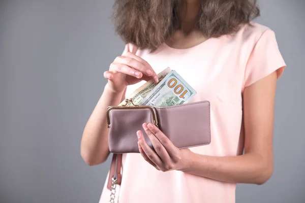 Женщина Ручные Деньги Бумажник Сером Фоне — стоковое фото