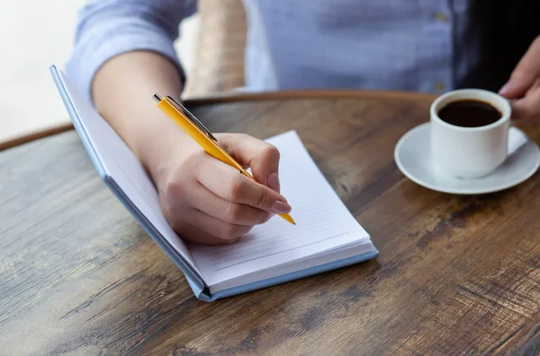 Bloc Notas Mano Mujer Pluma Fondo Cafetería — Foto de Stock