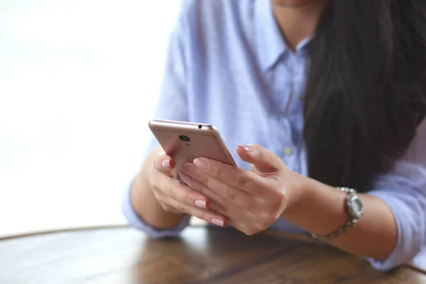 Kvinna Hand Telefon Och Kaffe Caféet — Stockfoto