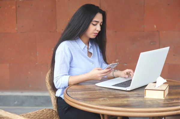 Donna Computer Lavoro Telefono Caffè — Foto Stock