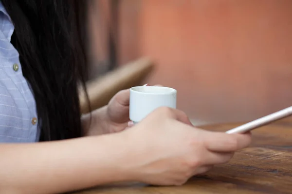 Donna Telefono Mano Caffè Nel Caffè — Foto Stock