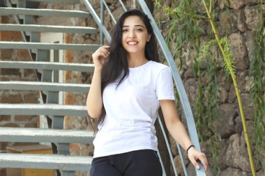 Sokakta merdivenlerde bir kadın.