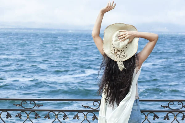 Mutlu Kadın Şapkası Deniz Arka Planında — Stok fotoğraf