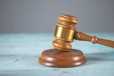 Mavi masa arkaplanındaki tahtadan yargıç.