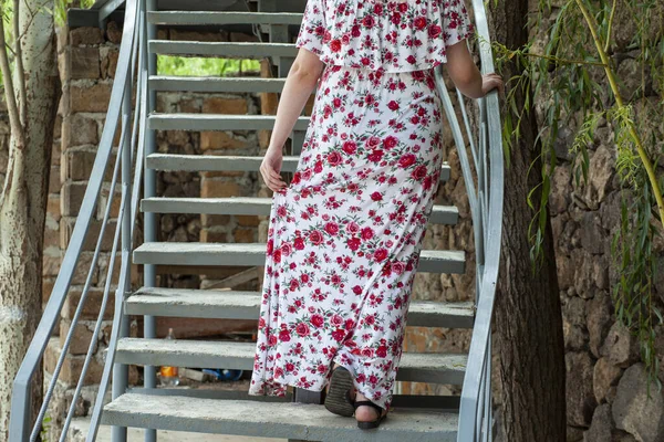 Femme Monter Les Escaliers Dans Fond Rue — Photo