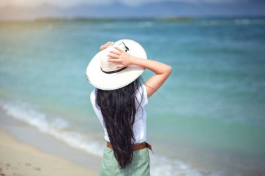 Genç ve mutlu bir kadın denizlerde