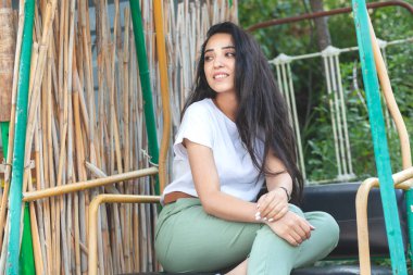 Dinlenmiş genç bir kadın salıncakta