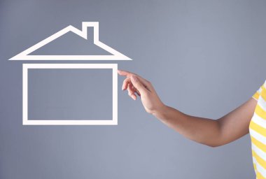 Ekranda ev modeline dokunan kadın