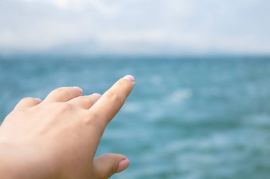 Genç kadın mavi denizi göster