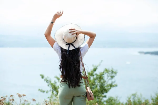 Genç Mutlu Bir Kadın Denizlerde — Stok fotoğraf