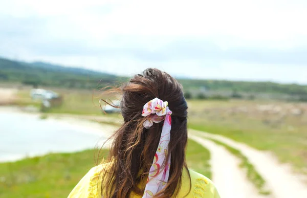 Jovem Mulher Feliz Fundo Mar — Fotografia de Stock