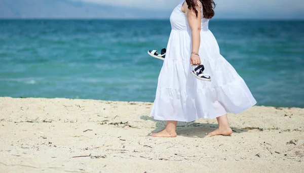 Kadın Eli Yazlık Ayakkabılar Sahilde Yürüyor — Stok fotoğraf