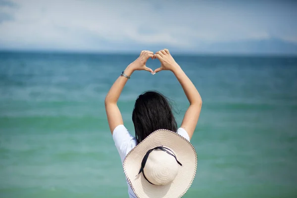 Denizde Kadın Eli Kalp Işareti — Stok fotoğraf
