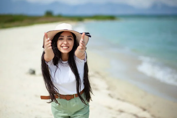 Jovem Feliz Praia — Fotografia de Stock