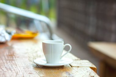 Caddedeki masada bir fincan kahve.