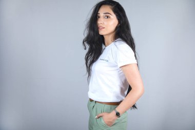 Gri arka planda el ele genç kadın