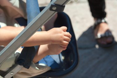 Sokaktaki bebek arabasındaki çocuk.