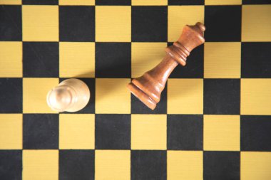 tahtadaki satranç taşları