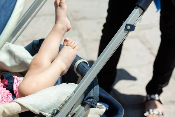 Sokaktaki bebek arabasındaki çocuk.