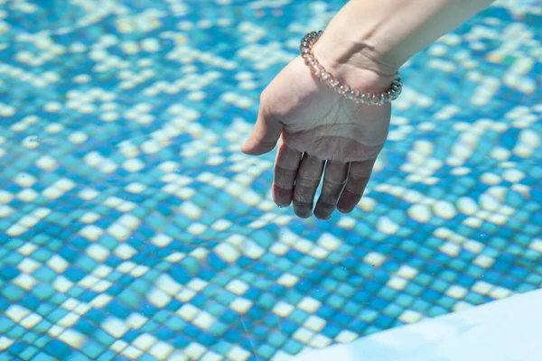 Junge Frau Hand Das Poolwasser — Stockfoto