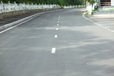 Asfalt yolda beyaz şerit.