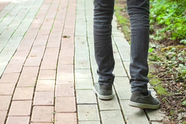 Hombre Está Caminando Fondo Del Parque — Foto de Stock